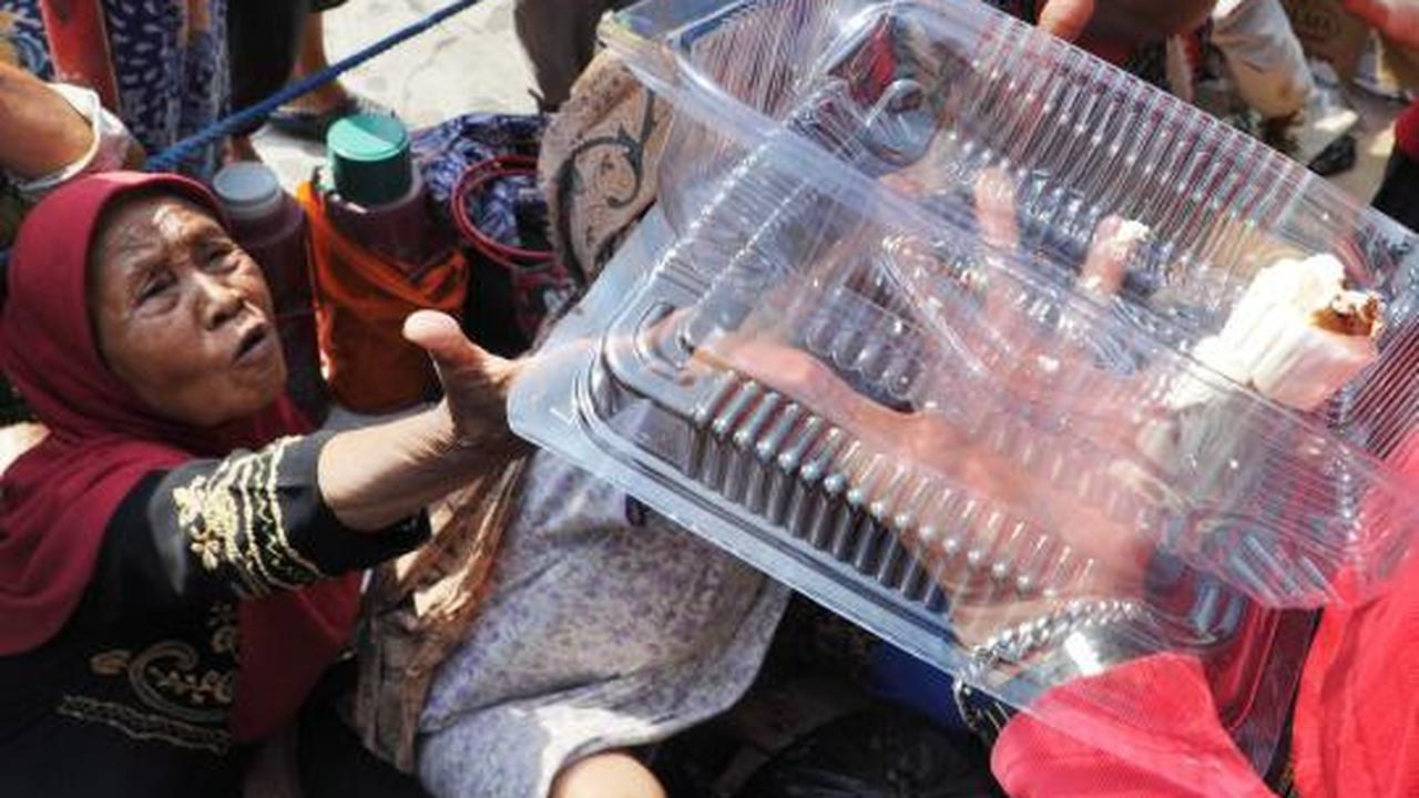 Warga berebut angpao di Vihara Dharma Bakti