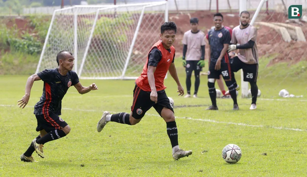 Dua pemain andalan Persija Jakarta tersebut tampak serius melahap sesi latihan yang diberikan sang pelatih. (Bola.com/M iqbal Ichsan)