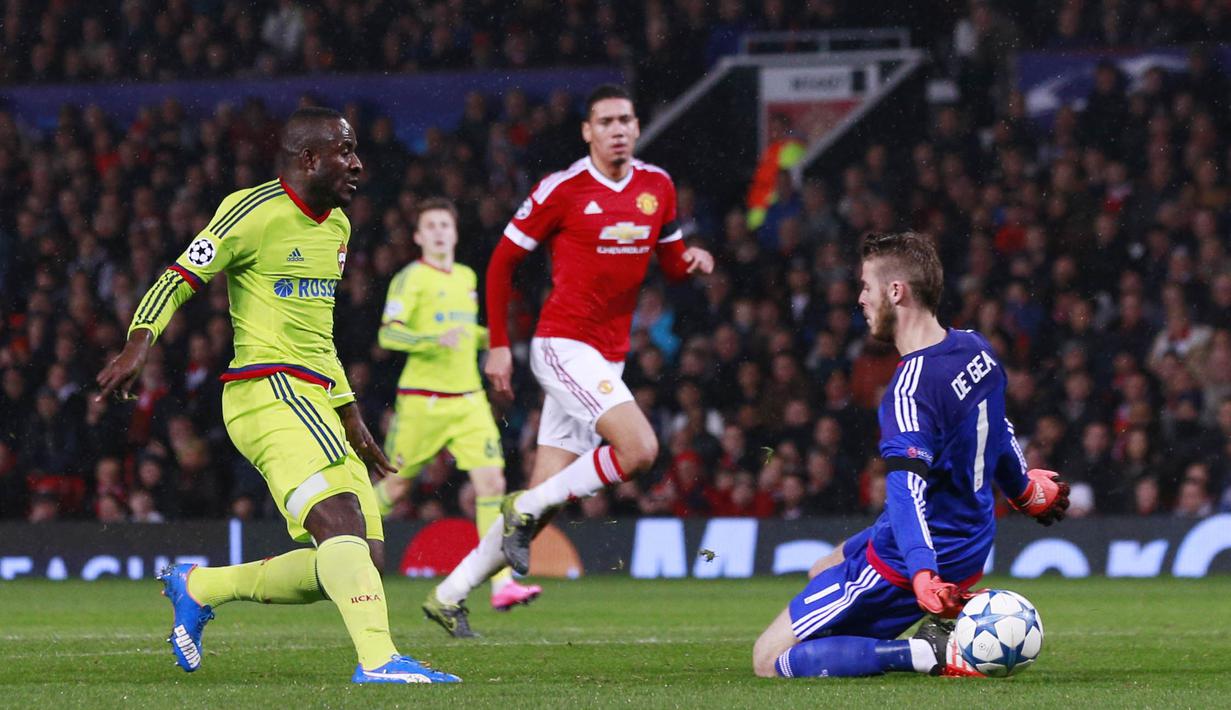 Pemain Manchester United David De Gea menghalau bola dari pemain CSKA Moscow Seydou Doumbia pada lanjutan Liga Champion Grup B di Stadion Old Trafford, Manchester, Inggris , Rabu(4/11/2015) dini hari. (Action Images via Reuters / Jason Cairnduff)