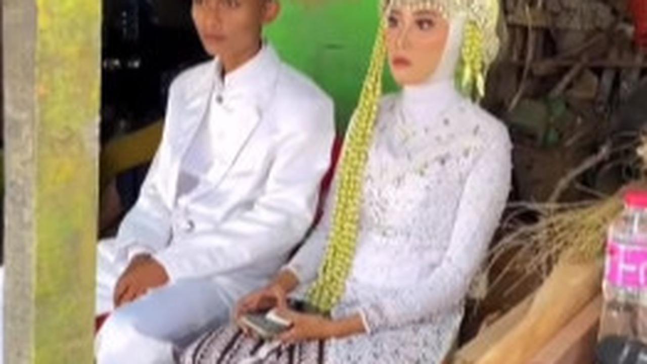 Tak Ada Pelaminan Mewah Cuma Bermodal Bangku Plastik, Resepsi Sederhana Pengantin Baru di Jatim ini Jadi Sorotan
