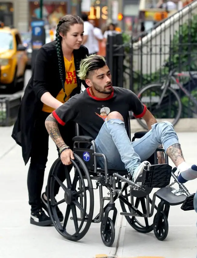 Zayn Malik menggunakan kursi roda saat ke apartamen Gigi Hadid. (mirror.co.uk)