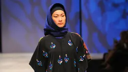 Model mengenakan busana rancangan Vivi Zubedi pada Indonesia Fashion Week (IFW) 2016 di JCC Senayan, Jakarta, Jum'at, (11/03). Busana yang dibawakan bertema kebudayaan Indonesia. (Liputan6.com/Faisal R Syam)