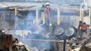 Pedagang menyiram air pada sisa bara api lokasi kebakaran Pasar Ciputat, Tangerang Selatan, Banten, Kamis (12/5/20222). Kebakaran Pasar Ciputat pada kemarin sore menghanguslan lebih dari 50 kios dan rumah warga yang berada di sekitar pasar. (merdeka.com/Arie Basuki)