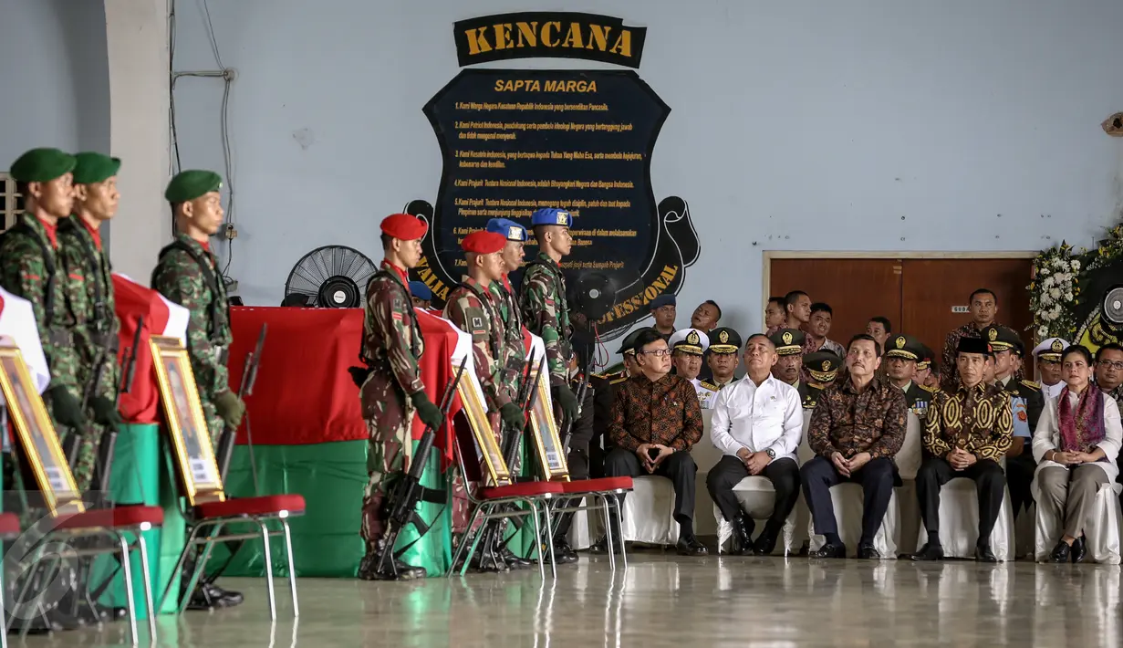 Presiden Joko Widodo (kedua kanan) hadir dalam acara persemayaman di Hanggar Skadron Udara 17 Lanud Halim Perdanakusuma, Jakarta, (22/3). Helikopter TNI AD jenis Bell 412 EP dengan nomor HA 5171 jatuh pada minggu (20/3). (Liputan6.com/Faizal Fanani)