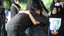 Sementara sang buah hati, Quentin Stanislavski, terlihat tegar dan setia mendampingi Karina Ranau yang larut dalam kesedihan. Tampak dalam foto, Quentin Stanislavski dipeluk salah satu kerabat sesaat sebelum pemakaman ayahnya, Epy Kusnandar, di Tempat Pemakaman Umum (TPU) Jeruk Purut, Jakarta Selatan, Kamis (4/12/2025) pagi. (Kapanlagi.com/Budy Santoso)