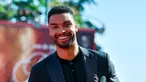 Aktor Inggris Rege-Jean Page tiba untuk pemutaran film 'The Banshees of Inisherin' pada acara Venice International Film Festival ke-79 di Lido, Venesia, Italia, 5 September 2022. Rege-Jean Page tampil necis dalam setelan hitam dan sepatu suede yang serasi. (Andreas SOLARO/AFP)