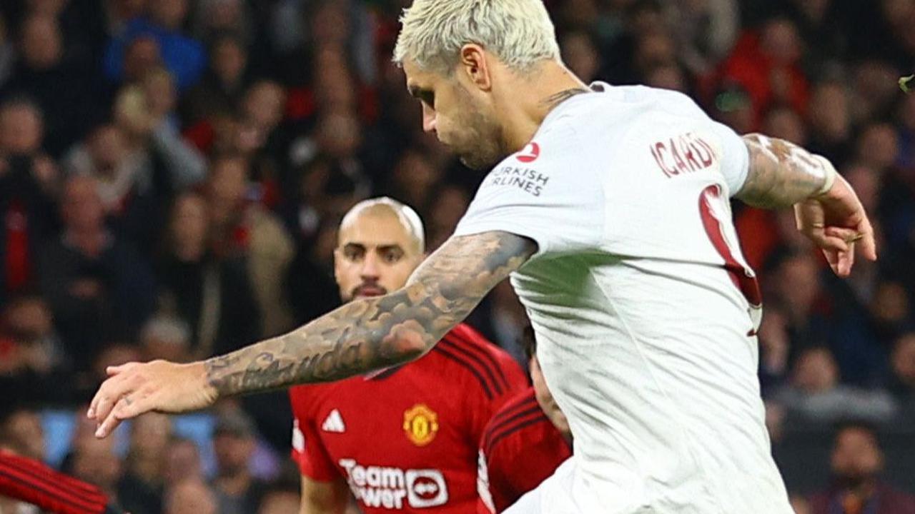 Lima menit berselang, Galatasaray sukses menyamakan skor menjadi 1-1 berkat gol Zaha. Skor bertahan hingga babak pertama berakhir.