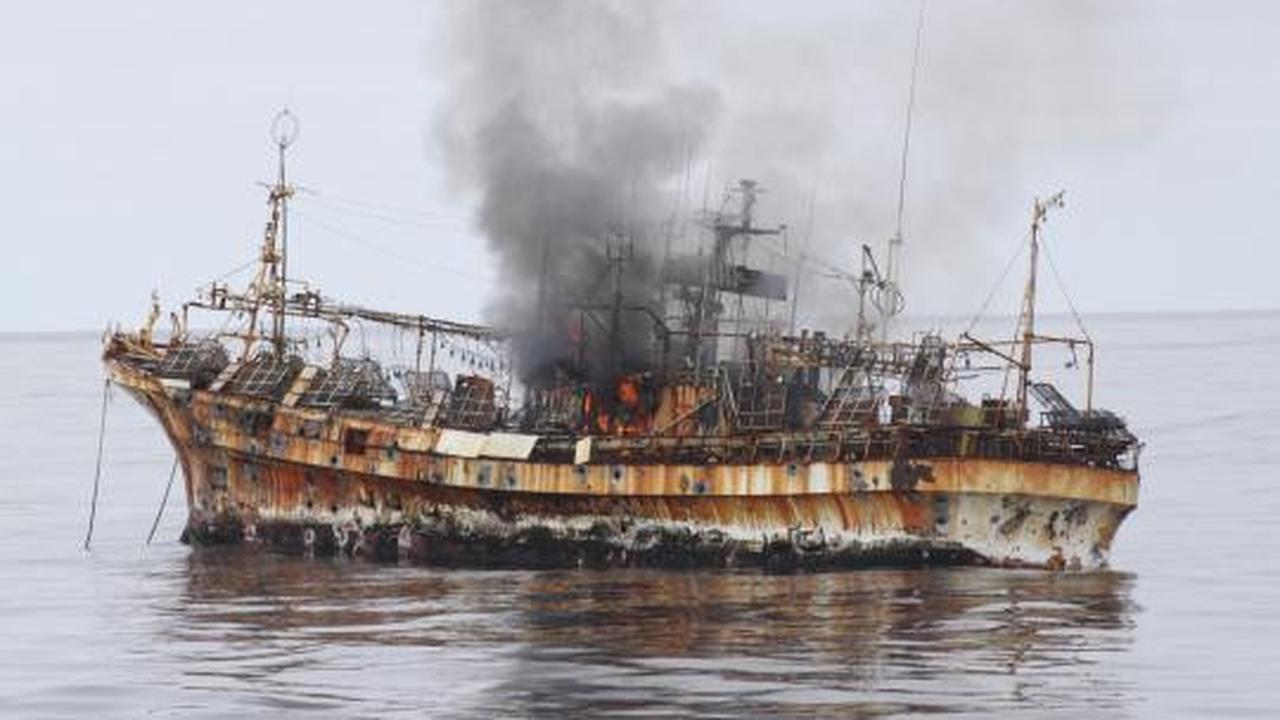 "Kapal Hantu" Jepang ditenggelamkan