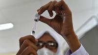 Seorang petugas kesehatan menyiapkan dosis vaksin virus corona COVID-19 Pfizer di Rumah Sakit Zainoel Abidin, Banda Aceh, Aceh, Selasa (9/11/2021). Vaksinasi COVID-19 di kalangan warga Kota Banda Aceh tembus 80 persen. (CHAIDEER MAHYUDDIN/AFP)