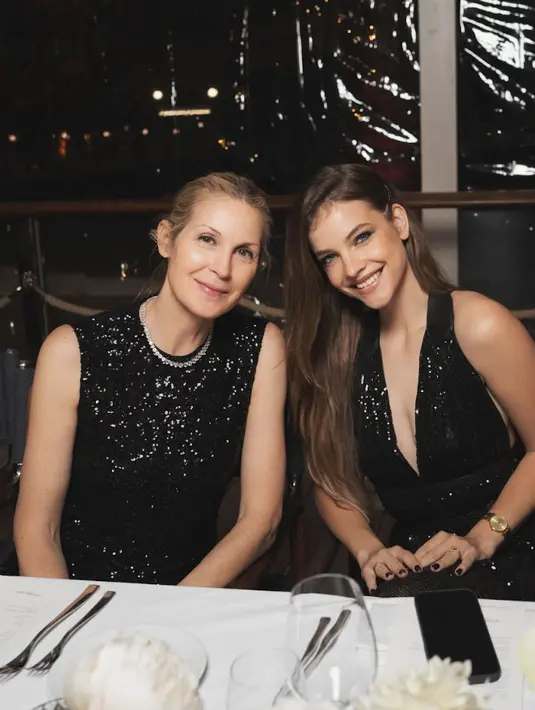 Siluet sequin hadir beragam disertai aksesori penambah gaya yang memaksimalkan gaya.  [Foto: Michael Kors.dok]