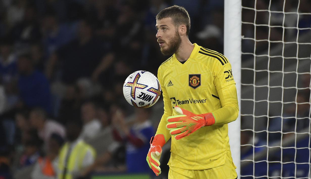 Leicester membalas lewat tendangan bebas Kierran Dewsbury-Hall. Untungnya, David De Gea mampu mengamankan bola dengan baik. (AP/Rui Vieira)