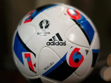 Bola resmi gelaran Piala Eropa 2016 di Prancis ditampilkan saat acara  rapat tahunan Adidas di kota Bavarian, Nuremberg , Jerman , 12 Mei 2016. Bola ini nantinya dipakai selama pertandingan piala Eropa berlangsung. (REUTERS / Michaela Rehle)  