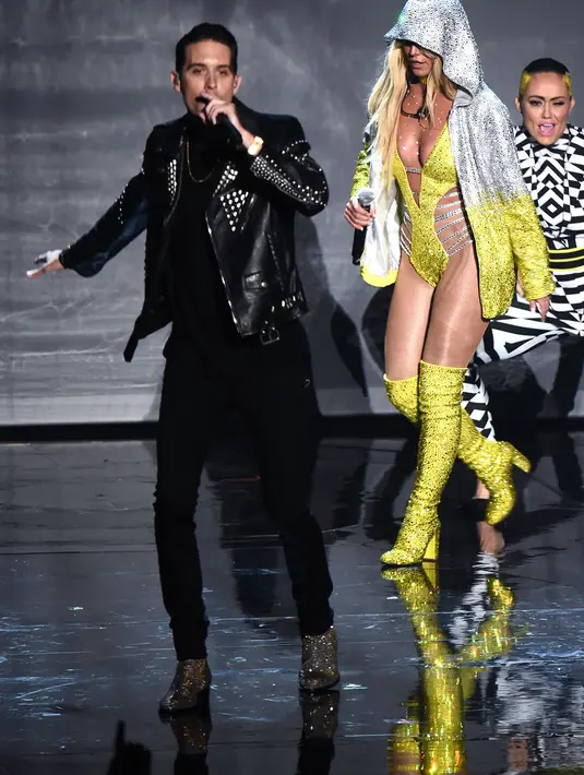 Dalam malam Penghargaan musik tahunan MTV Video Music Awards (VMA) 2016, Britney Spears tampil dengan membuat kehebohan dalam panggung spekatakuler tersebut. Sebelumnya ia membuat kehebohan di panggung VMA beberapa tahun lalu. (AFP/Bintang.com)