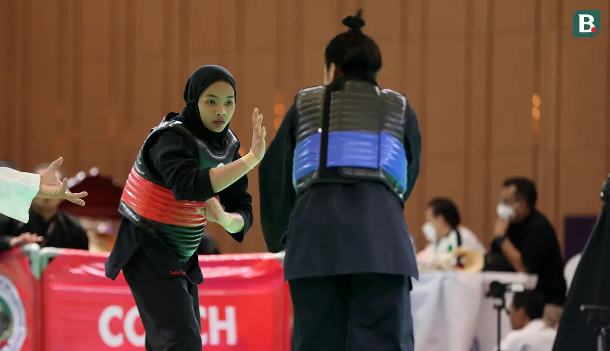 <p>Atlet pencak silat putri Indonesia, Safira Dwi Meilani (kiri) menghadapi wakil Vietnam,&nbsp;Nguyen Huang Hong An pada nomor tanding putri kelas B Pencak Silat SEA Games 2023 di Chroy Changvar International Convention and Exhibition Center, Phnom Penh, Kamboja, Rabu (10/05/2023). (Bola.com/Abdul Aziz)</p>