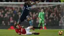 Duel pemain Middlesbrough, Adama Traore dengan pemain Manchester United, pada laga Premier League di Old Trafford Stadium, (31/12/2016). (Reuters/Andrew Yates)