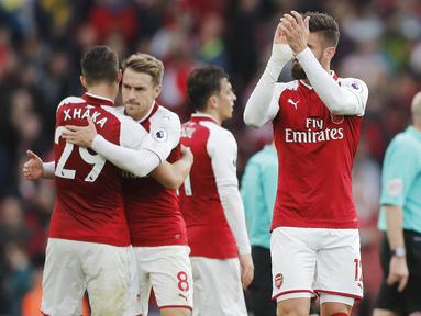 Para pemain Arsenal merayakan kemenangan atas Swansea City pada laga Premier League di Stadion Emirates, Sabtu (28/10/2017). Arsenal menang 2-1 atas Swansea City. (AP/Frank Augstein)
