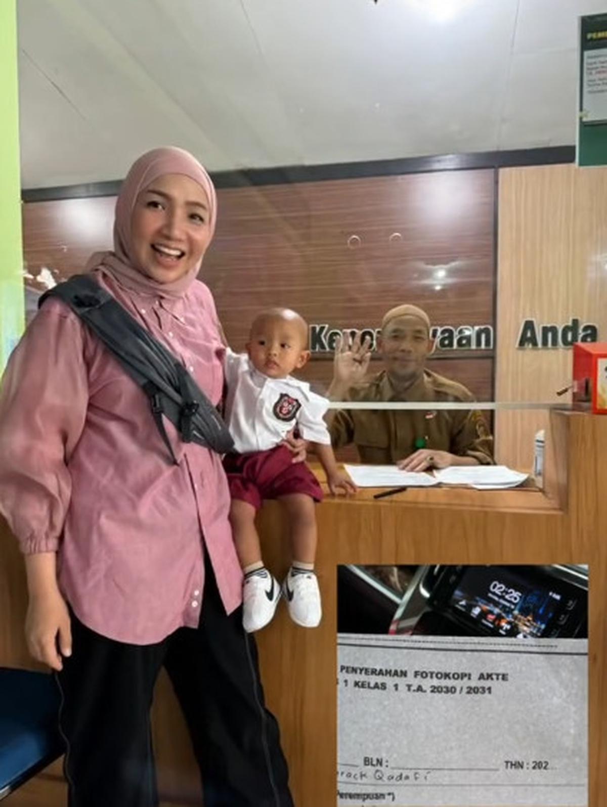 Wanita Ini Daftarkan Anaknya ke Sekolah untuk Tahun 2030 Mendatang, Aksinya Curi Perthatian