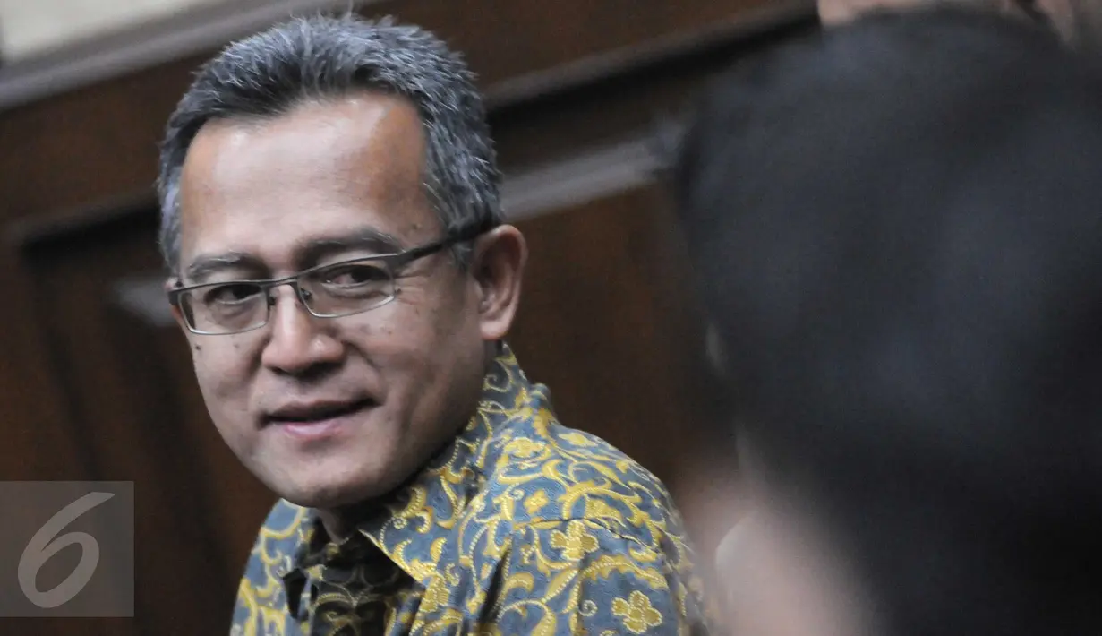 Terdakwa Ketua PTUN Medan, Tripeni Irianto Putro divonis Hakim dengan hukuman 2 tahun penjara dan denda Rp200 juta subsider 2 bulan kurungan, Jakarta, Kamis (17/12/2015). Tripeni terbukti menerima suap dari OC Kaligis. (Liputan6.com/Helmi Afandi)