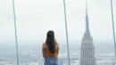 Pengunjung memandang cakralawa kota dari Edge, dek langit tertinggi di luar ruangan di Western Hemisphere saat dibuka kembali untuk umum di New York, Rabu (2/9/2020). Dek yang berada di lantai 100 menara utama Hudson Yards itu memiliki tinggi 1.100 kaki atau setara 335 meter. (TIMOTHY A. CLARY/AFP)