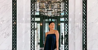 Maxi dress berpotongan loose yang chic untuk dresscode smart casual (Foto: Instagram @awkarin)