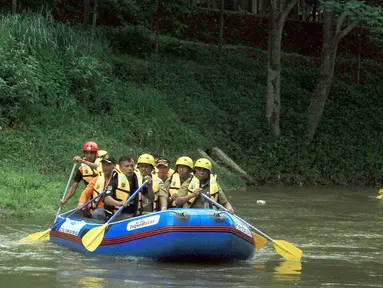 Walikota Jakarta Selatan Marullah Matali (tengah perahu depan) saat menyusuri Sungai Ciliwung di Jalan Arus Srengsegawah, Jakarta Selatan (26/11). Kegiatan ini diawali dengan pelepasan bibit ikan. (Merdeka.com/Arie Basuki)