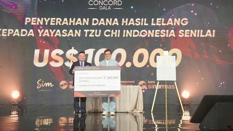 Jackie Chan Menyerahkan Cek $100.000 Kepada Hong Tjhin (Pembina Tzu Chi Sinar Mas)