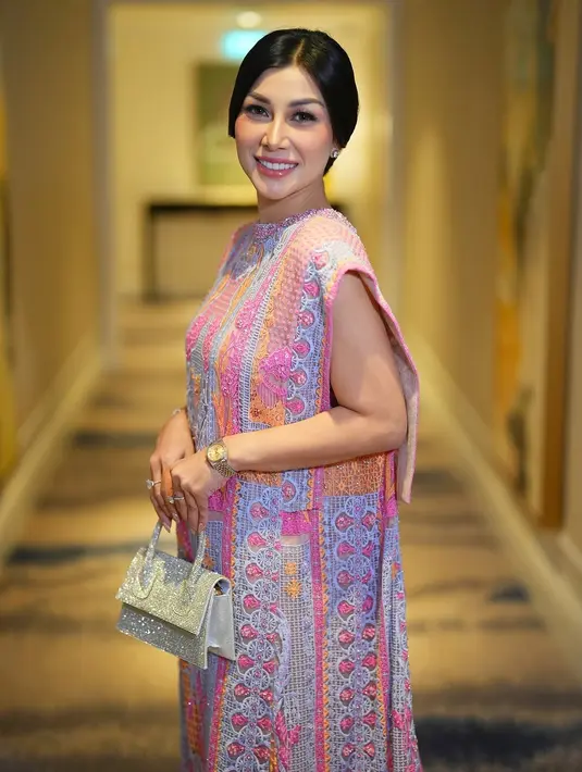 Nisya Ahmad, adik dari selebriti ternama Raffi Ahmad, sukses mencuri perhatian publik dengan penampilannya di resepsi pernikahan Zumi Zola dan Putri Zulhas.  [@nissyaa].