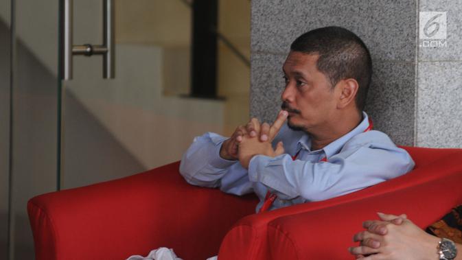 Direktur Bisnis PT INTI, Teguh Adi Suryandono menunggu panggilan oleh penyidik di Gedung KPK, Jakarta, Senin (26/8/2019). diperiksa sebagai saksi terkait dugaan menerima suap proyek pengadaan baggage handling system (BHS) atau sistem penanganan bandara untuk 6 bandara. (merdeka.com/Dwi Narwoko)