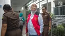 Terdakwa kasus berita hoaks penganiayaan, Ratna Sarumpaet saat tiba untuk menjalani sidang lanjutan di Pengadilan Negeri Jakarta Selatan, Kamis (4/4). Sidang kali ini beragendakan pemeriksaan saksi. (Liputan6.com/Faizal Fanani)