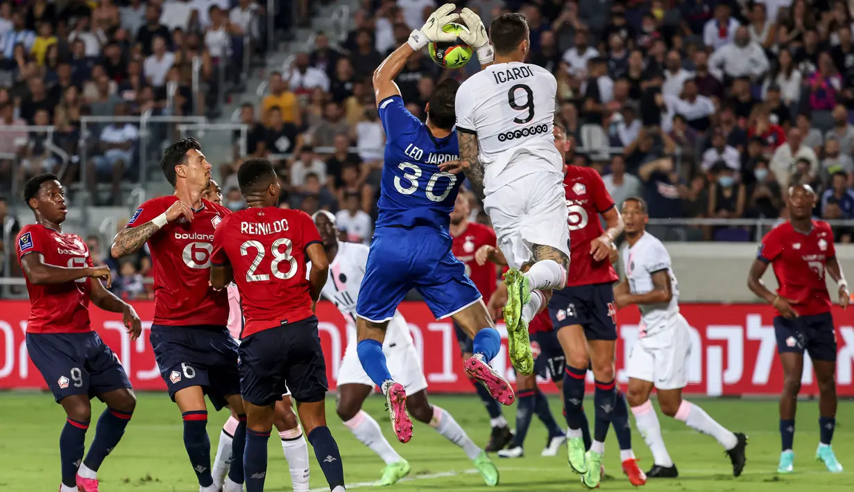 PSG terus menggempur pertahanan Lille di babak kedua. Mauro Icardi tebarkan serangan ke gawang Leonardo Jardim, bahkan sempat mencetak gol tetapi dianulir oleh wasit akibat offside pada menit ke-73. (Foto: AFP/Emmanuel Dunand)