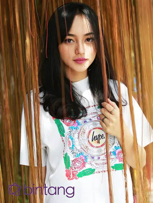 Sekarang ini, Indah Kusuma sedang mengejar cita-citanya dan keinginan orangtua untuk menjadi seorang dokter. (Lokasi: JW Cafe Jatiwaringin, Fotografer: Galih W Satria/Bintang.com)