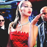 Bella Hadid dengan lipstik merah. (Sumber: Instagram/bellahadid)