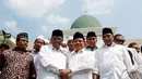 Jusuf Kalla dan Hasyim berpose bersama usai menunaikan Salat Jumat di Masjid Pesantren Al-Hikam, Beji, Depok, Jumat (23/5/2014) (Liputan6.com/Andrian M Tunay)