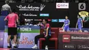 Ganda putra Indonesia, Mohammad Ahsan/Hendra Setiawan beristirahat saat bertanding melawan Liu Yu Chen/Ou Xuan Yi dari China dalam pertandingan Indonesia Open 2022 di Istora Senayan, Jakarta, Rabu (15/6/2022). Mohammad Ahsan/Hendra Setiawan kalah dengan dengan skor 17-21, 22-24. (Liputan6.com/Faizal Fanani)