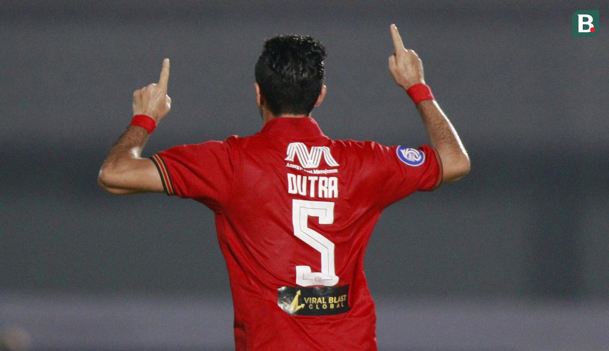 Bek Persija Jakarta, Otavio Dutra melakukan selebrasi usai mencetak gol ke gawang PSIS Semarang dalam laga pekan kedua BRI Liga 1 2021/2022 di Indomilk Arena, Tangerang, Minggu (12/9/2021). (Foto: Bola.Com/M. Iqbal Ichsan)
