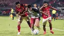 Pemain Persija Jakarta, Aji Kusuma (tengah) berebut bola dengan pemain Bali United, I Made Andhika Pradana Wijaya (kiri) dan Rahmat Arjuna Reski pada laga lanjutan Grup B Piala Presiden 2024 di Stadion I Wayan Dipta, Bali, Jumat (26/07/2024). (Dok. Persija Jakarta)