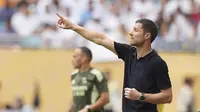 Pelatih Real Madrid, Xabi Alonso, memberikan instruksi kepada pemainnya dalam laga babak 16 besar Piala Dunia Antarklub melawan Juventus di Miami Gardens, Florida,&nbsp;Rabu&nbsp;(2/7/2025). (AP Photo/Rebecca Blackwell)
