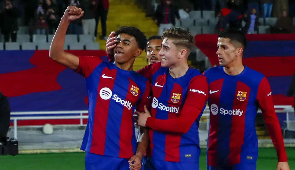 Selebrasi striker Barcelona, Lamine Yamal (kiri) bersama rekan setim setelah mencetak gol ke gawang Mallorca pada laga pekan ke-28 LaLiga 2023/2024 yang berlangsung di Olimpic Lluis Companys Stadium, Barcelona, Sabtu (9/3/2024) dini hari WIB. (AP Photo/Joan Monfort)