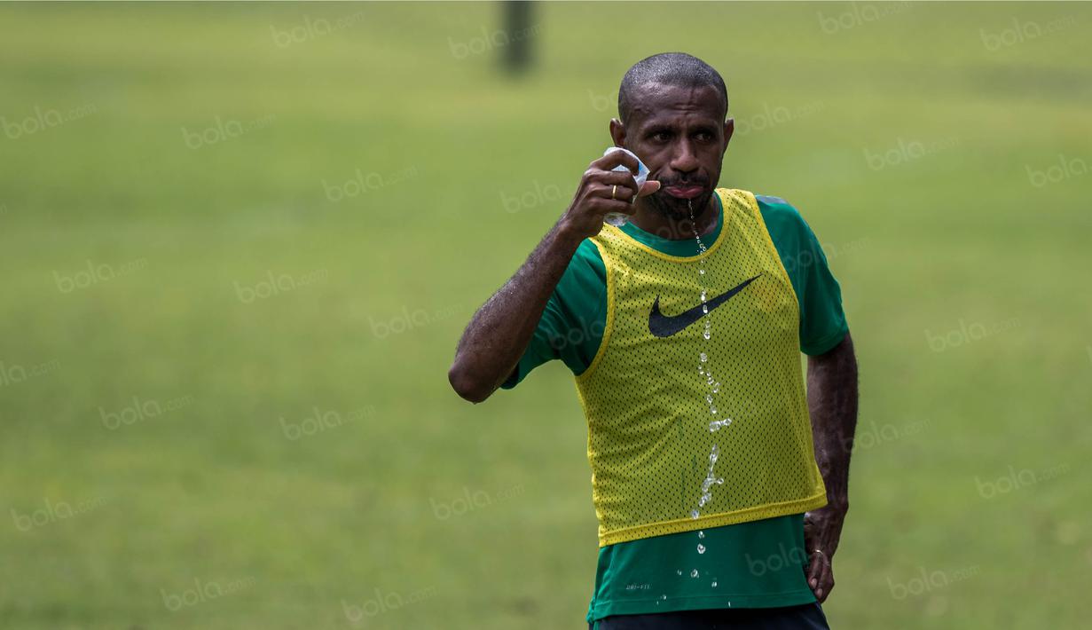 Penyerang Timnas Indonesia, Boaz Solossa, melepas dahaga senabis latihan di Lapangan SPH Karawaci, Banten, Minggu (11/12/2016). (Bola.com/Vitalis Yogi Trisna)
