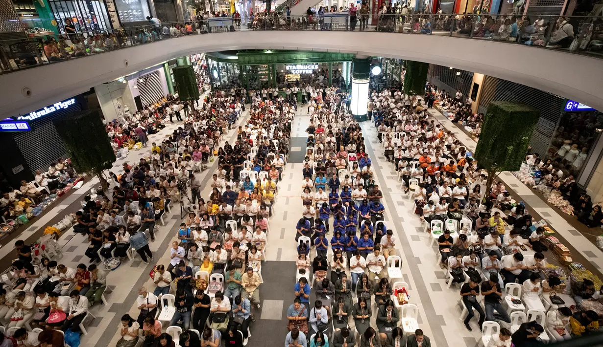 Orang-orang berdoa saat upacara pembukaan kembali pusat perbelanjaan Terminal 21 usai penembakan massal di Nakhon Ratchasima, Thailand, Kamis (13/2/2020). Sebelumnya, seorang tentara yang mengamuk melepaskan tembakan di mal tersebut hingga menewaskan 29 orang. (AP Photo/Sakchai Lalit)