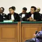 Tersangka kasus korupsi migas, Fuad Amin Imron menjalani sidang putusan sela di Pengadilan Tipikor, Jakarta, Senin (25/5/2015). Fuad terlibat kasus dugaan suap jual beli pasokan gas alam di Gresik dan Gili Timur, Bangkalan. (Liputan6.com/Helmi Afandi)