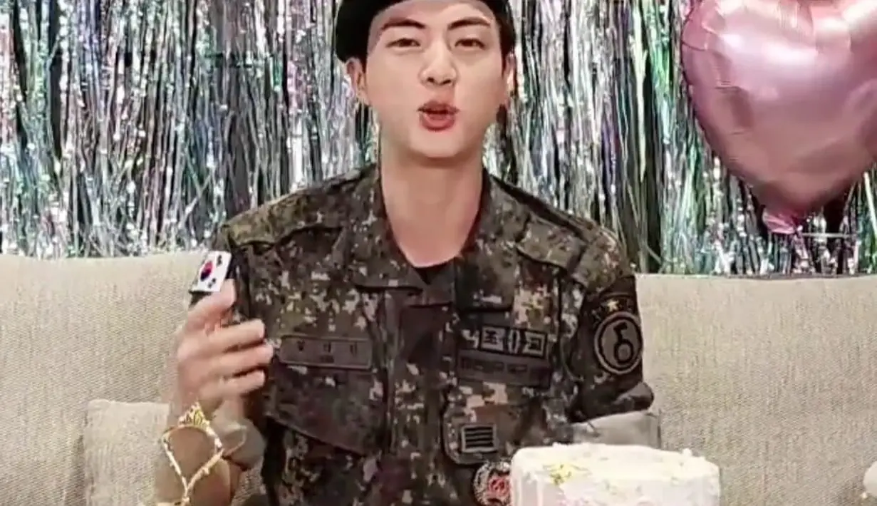 Dia kemudian menyinggung hug event yang menjadi bagian dari FESTA 2024 dan meminta maaf kepada penggemar. "The hug event was my opinion. Aku melakukannya karena aku ingin," ujarnya. (Foto: Live Weverse)