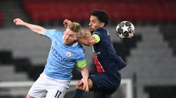 Gelandang Manchester City, Kevin De Bruyne (kiri) berebut bola dengan bek Paris Saint-Germain, Marquinhos dalam laga leg pertama semifinal Liga Champions 2020/2021 di Parc des Princes Stadium, Paris, Rabu (28/4/2021). Manchester City menang 2-1 atas PSG. (AFP/Anne-Christine Poujoulat)