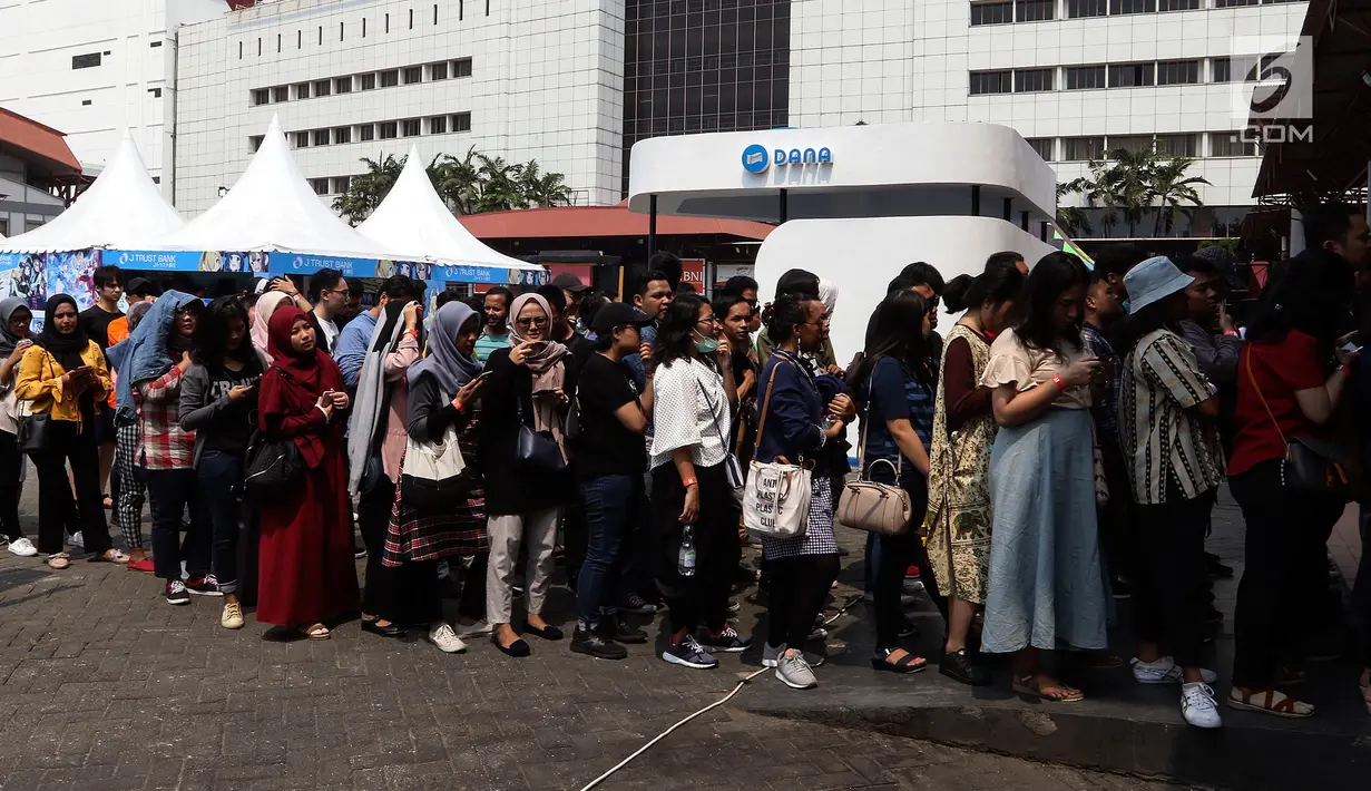 Pengunjung mengantre untuk menyaksikan Jakarta Internasional Comedy Festival (JICOMFEST) 2019 hari pertama di JIExpo, Kemayoran, Jakarta, Sabtu (3/8/2019). JICOMFEST 2019 dikemas dalam format komedi musik hingga komedi tradisional. (Liputan6.com/JohanTallo)