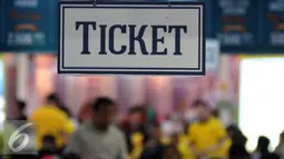 Loket tiket terlihat di arena Travel Fair 2016 di JCC, Jakarta (30/4). Travel Fair 2016 akan berlangsung hingga tanggal 1 Mei 2016 dengan target transaksi sebesar Rp 250 miliar dengan total pengunjung sebanyak 150.000 orang. (Liputan6.com/Johan Tallo)