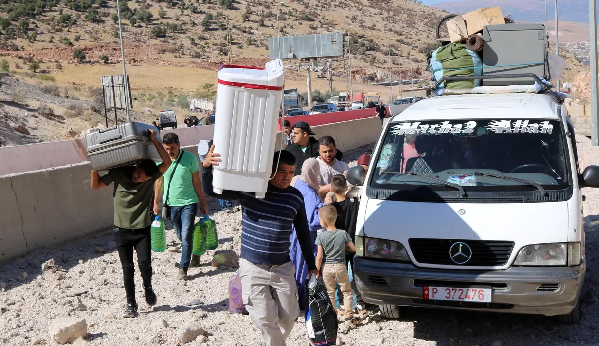 Serangkaian serangan Israel di kota Masnaa telah memutus akses utama yang digunakan orang untuk mengungsi. (HASSAN JARRAH/AFP)