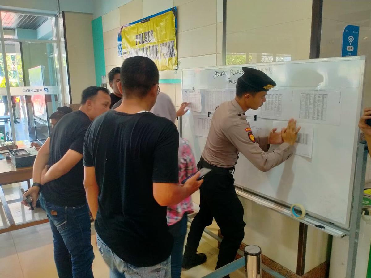 Pelindo membuka posko informasi dan pendataan bagi keluarga penumpang KM Virgo Transport 8. (merdeka.com/erwin yohanes).