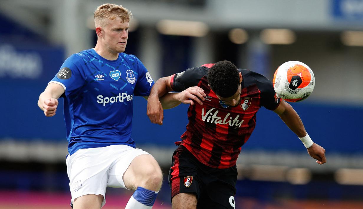 Jarrad Branthwaite (kiri) mendapatkan kesempatan bermain oleh Rafael Benitez saat Everton melawan Chelsea di pekan ke-17 Liga Inggris. Hebatnya, ia mampu tampil mengesankan dengan mencetak satu gol di usianya yang masih 19 tahun, 5 bulan, 19 hari. (AFP/Clive Burnskill)