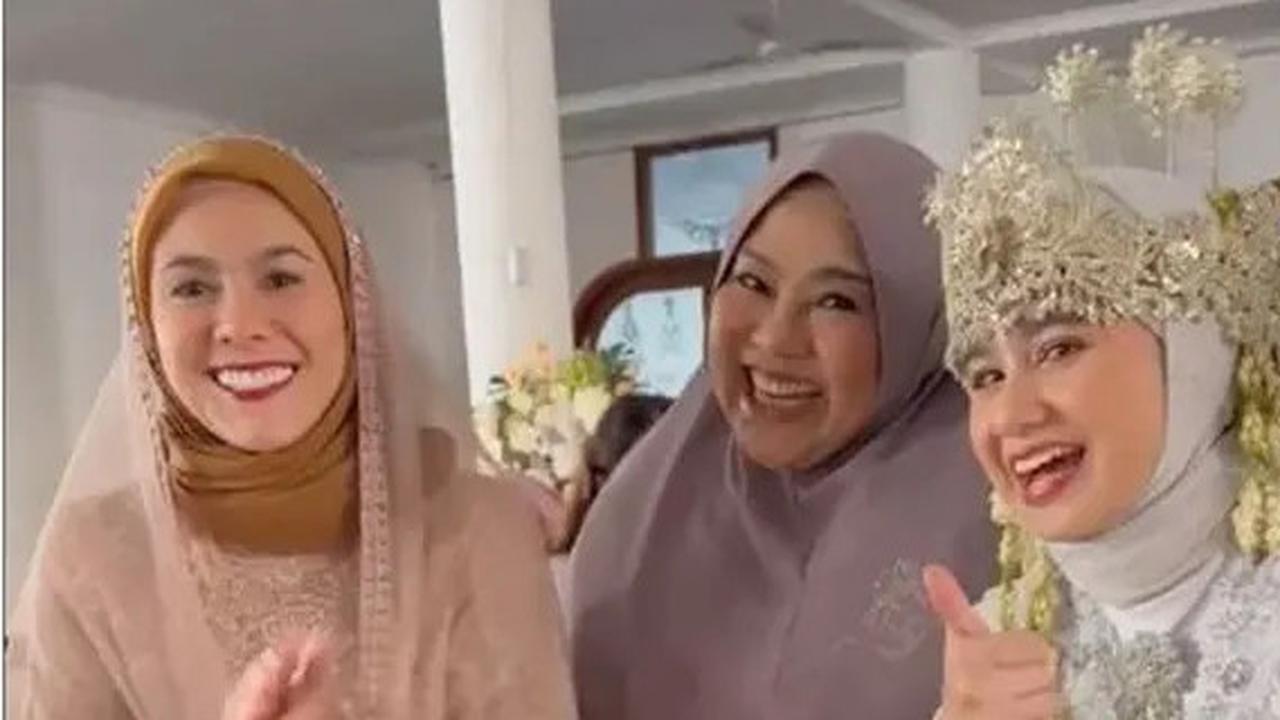 6 Potret Cantik Anggun Wulan Guritno dan Tissa Biani Berhijab saat Syuting Film 'Norma: Antara Mertua dan Menantu