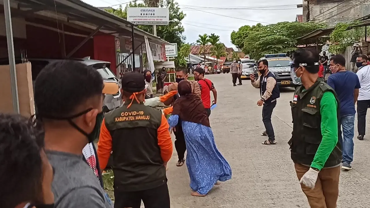 Orang tua pasien mengejar petugas
